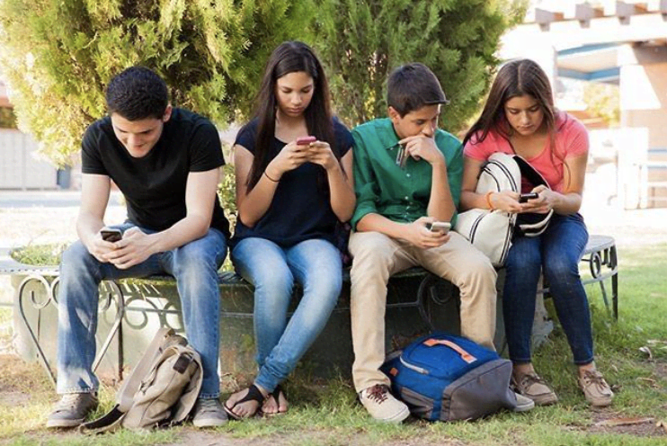 Que tu sois en bac général, technologique ou professionnel, ce simulateur s’adresse à tous les lycéens qui veulent se projeter avant les résultats officiels. Tu veux savoir si tu décroches ton diplôme du premier coup, si une mention est possible ou si tu dois te préparer aux rattrapages ? Cet outil est là pour t’aider à gérer ton stress et organiser tes révisions intelligemment. 🚀