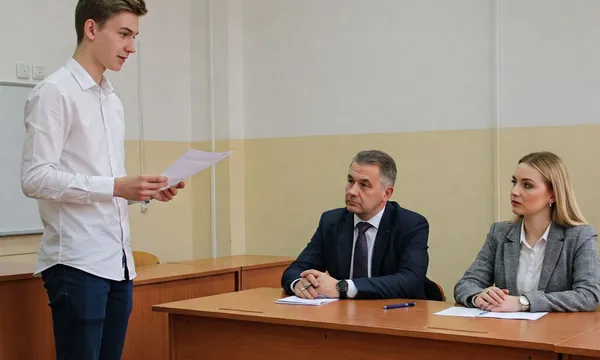 Un lycéen présentant devant un jury lors du Grand Oral du Bac