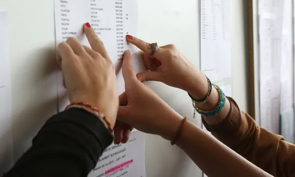 Lycéens découvrant leurs notes lors des résultats du bac