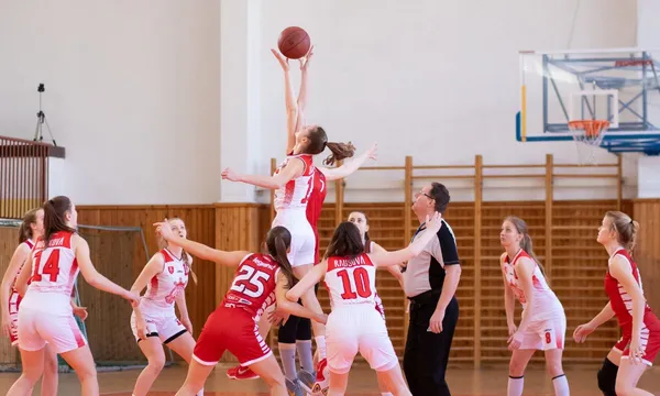 Lycéenne lors d’un match de basket-ball pendant la spécialité EPPCS