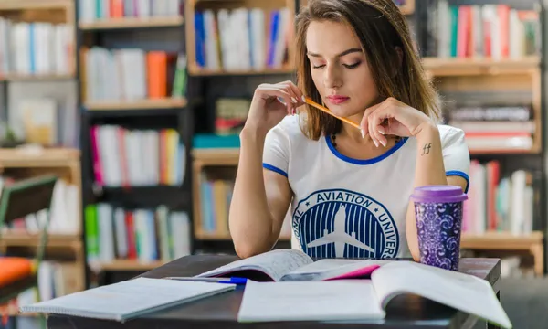 Jeune lycéenne qui révise la spécilité LLCA