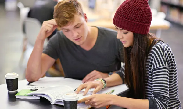 2 élèves du lycée révisant leur spécialité LLCER
