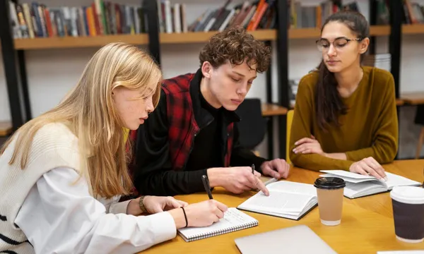 Groupe d’élèves qui révisent la spécialité mathématiques au bac