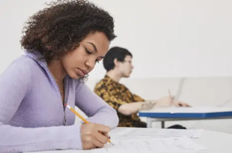 Entraîne-toi avec les annales corrigées de français pour le brevet 2025. Pour bien te préparer au brevet de français, rien de mieux que de t'entraîner sur des sujets officiels. Ci-dessous, tu trouveras les annales classées par année, chacune accompagnée de son corrigé détaillé. Cela te permettra de t’exercer régulièrement, de vérifier tes réponses et de progresser à ton rythme.