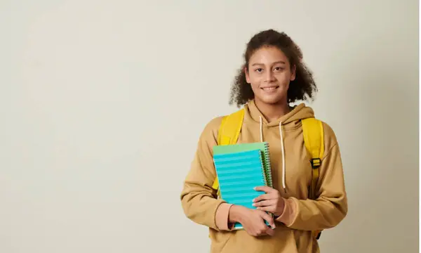 Elève de 3eme s’appretant à réussir l’annale de dictée 2023 au brevet