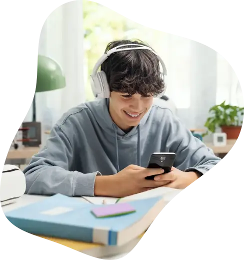 Un élève qui étudie sur son application Nomad Education